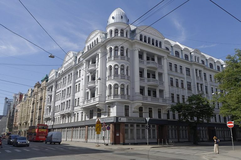 Угловой дом снова пытаются продать с молотка