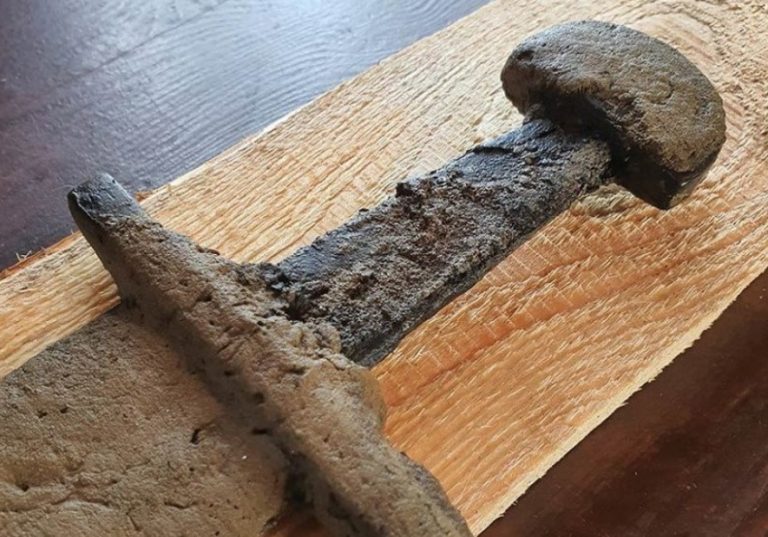 ФОТО: на дне польского озера нашли меч X века