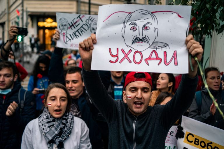 «Уйди красиво! Убирайся, пока не поздно!»: нобевский лауреат Алексиевич обратилась к Лукашенко