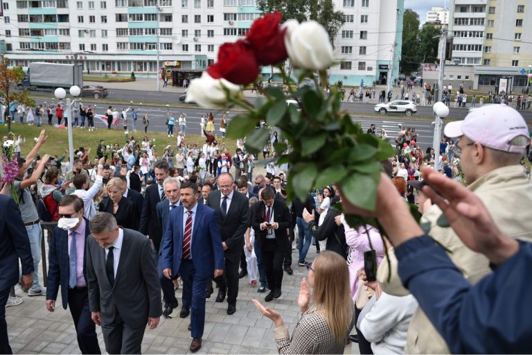Послы стран ЕС возложили цветы на место гибели участника протестов в Минске (ФОТО)