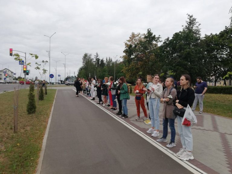 Цепи женщин, блокировка дорог, крики с балконов: как прошла четвертая ночь протестов в Беларуси