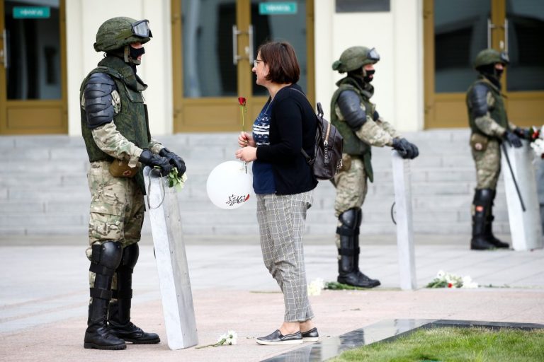 ВИДЕО: в центре Минска протестующие обнимают силовиков — те опустили щиты