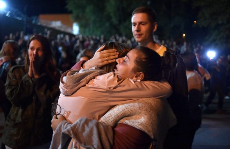 Мирные акции, забастовки, издевательства в СИЗО, выпускают задержанных: еще одни сутки противостояния в Беларуси (ФОТО и ВИДЕО)