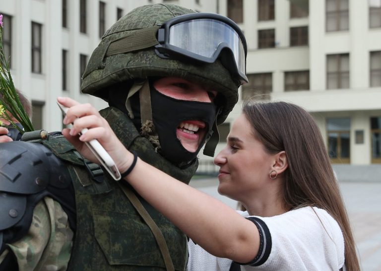 КОРОТКО О ГЛАВНОМ: пополнился список «красных стран», в Беларуси протестующие обнимают силовиков, в Латвию возвращается жара