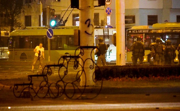 Появилось фото предполагаемого убийства силовиками протестующего в Минске