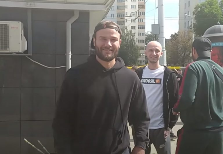 Певец Макс Корж приехал к задержанным в Минске. После критики из-за поста, где он призвал «тормознуть протесты»
