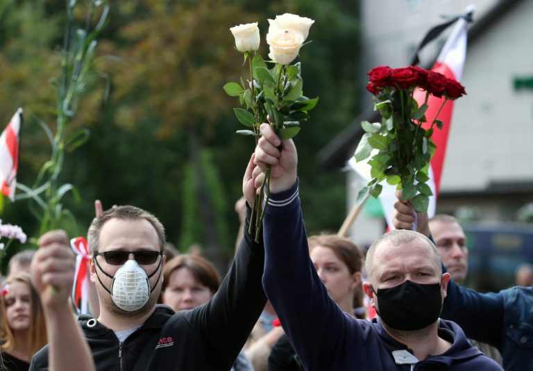 ФОТО: тысячи человек пришли проститься с погибшим при разгоне протестов в Минске