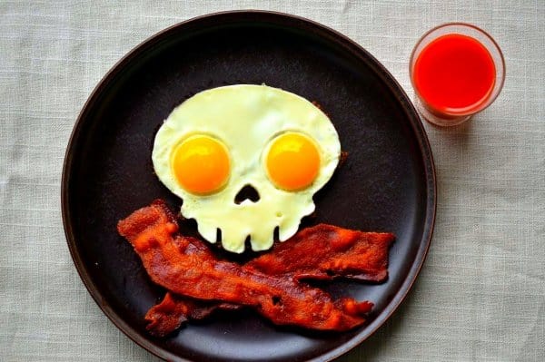 8 смертельно опасных продуктов. Вы не поверите, но яйца и сосиски — в списке!