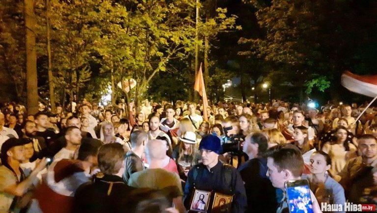 «Свободу!»: многотысячная акция протеста проходит около СИЗО в Минске