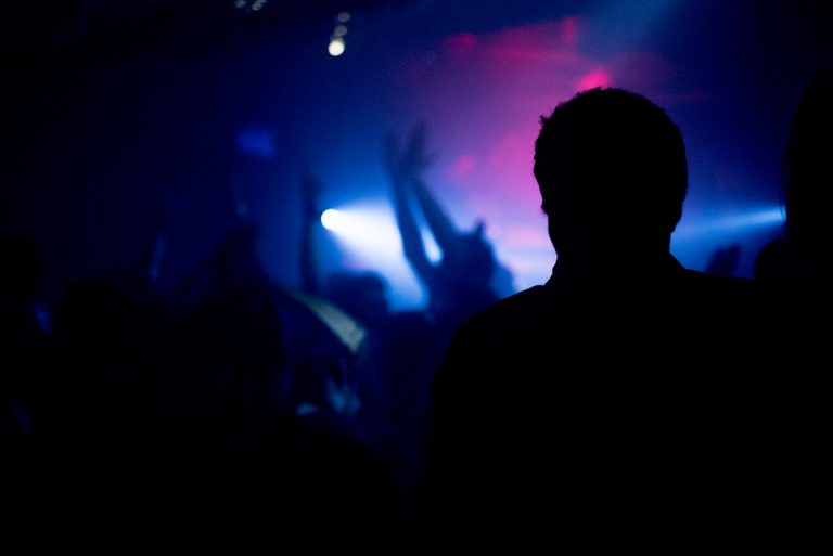В ночных клубах Риги выявлены тотальные нарушения ограничений из-за COVID-19