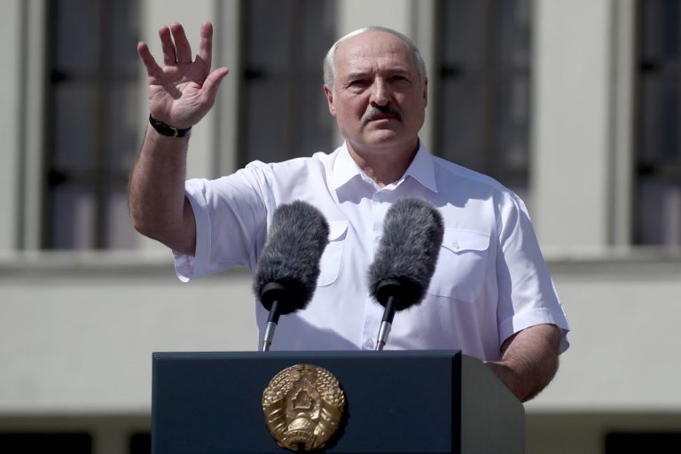 «Пока вы меня не убьете, других выборов не будет»: Лукашенко вышел к рабочим в Минске