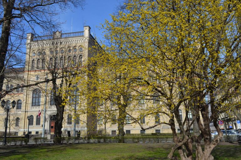 Преподавателям вузов с 1 сентября повысят зарплаты