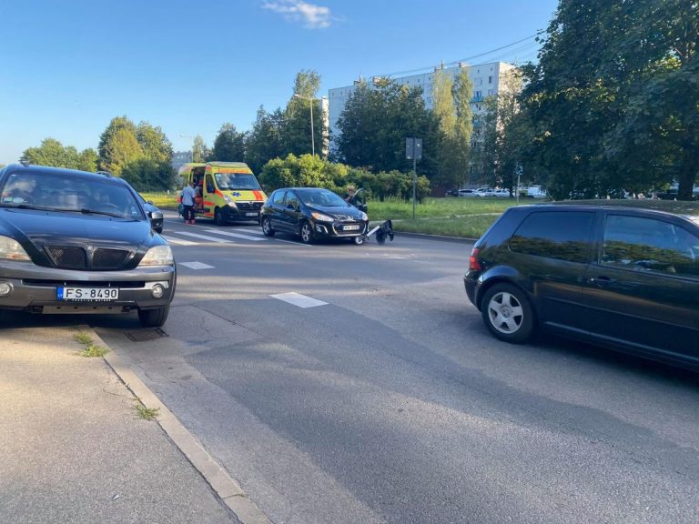 Очевидец: в Риге скутерист попал под машину (ФОТО)