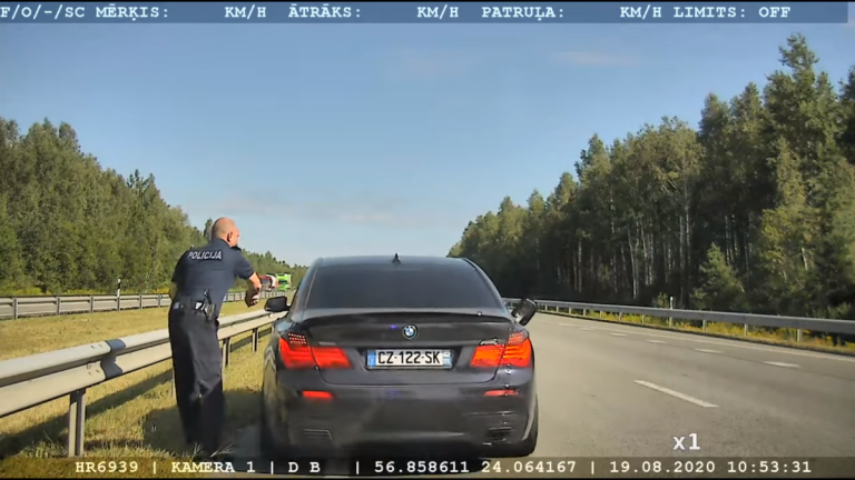 ВИДЕО: Госполиция в Елгаве после остросюжетной погони поймали 17-летнего водителя