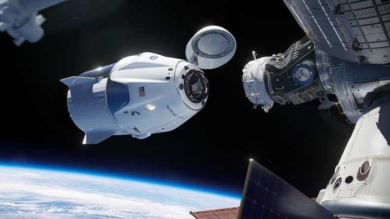 Crew Dragon успешно вернулся на Землю (ВИДЕО)