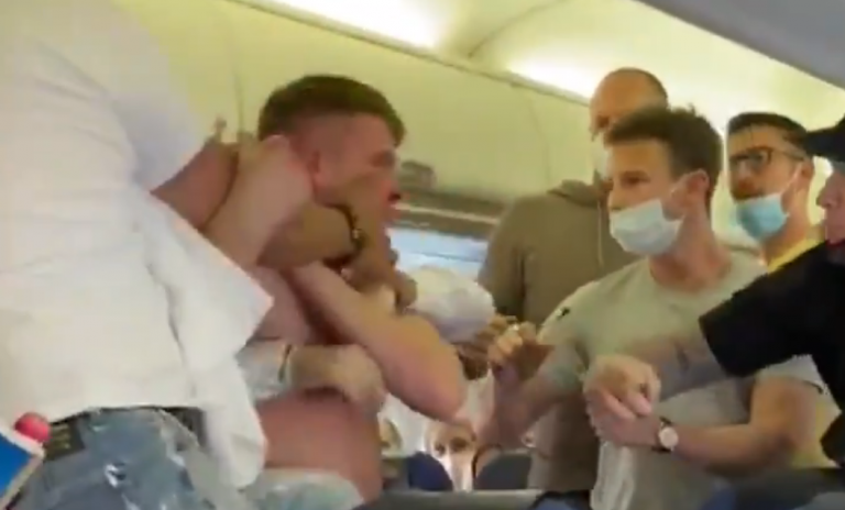 Пассажиры самолета на Ибицу подрались с мужчиной из-за отказа надеть маску (ВИДЕО)