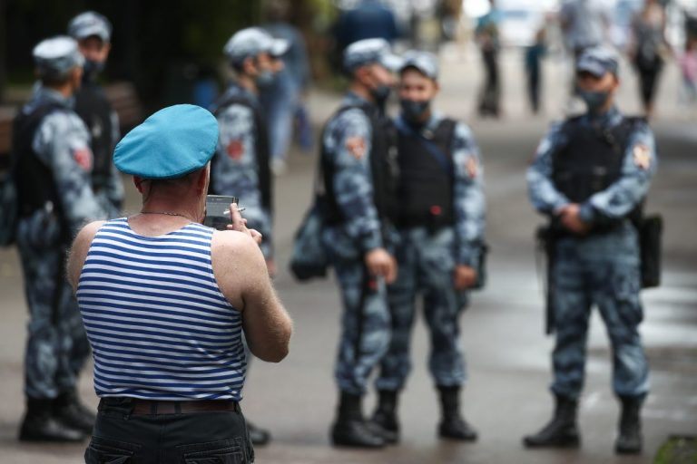 День ВДВ в Москве: десантники подрались в росгвардейцами