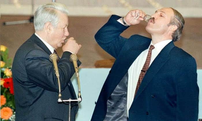 Лукашенко в Кремле пьет горькую, Клод Моне кормит голубей, школьная дискотека 90-х и масса других уникальных исторических кадров