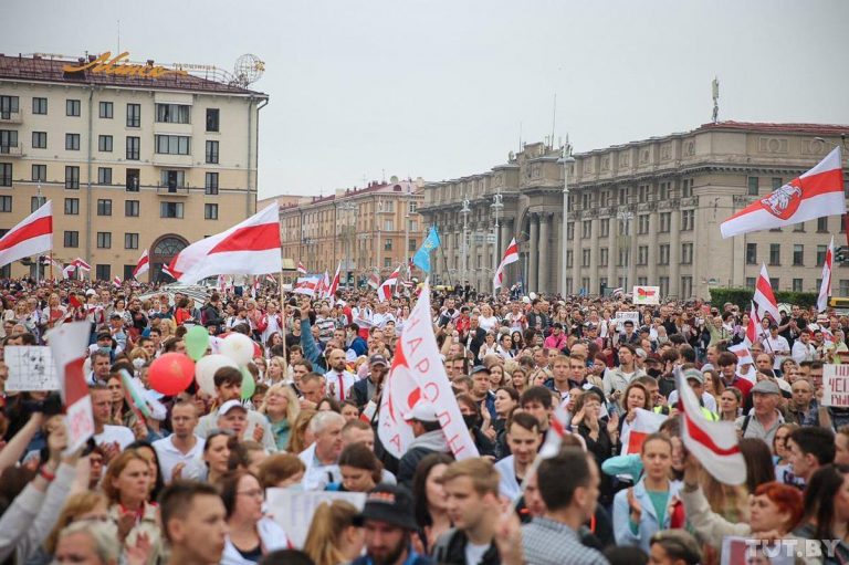 В центре Минска собралось уже более 100 тысяч человек (ВИДЕО)