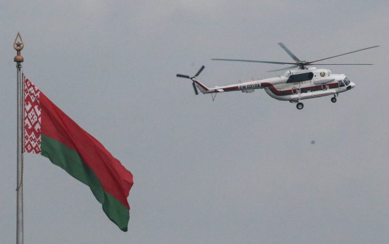 Лукашенко прилетел в свою резиденцию на вертолете и с автоматом в руках (ВИДЕО)