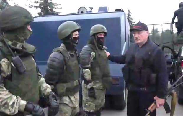 Политолог: Лукашенко взялся за автомат — поехала крыша