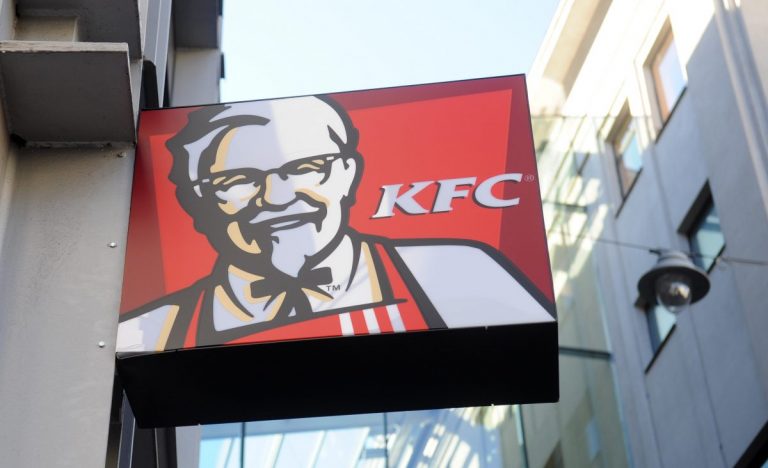 KFC из‑за пандемии коронавируса отказались от слогана «Пальчики оближешь»
