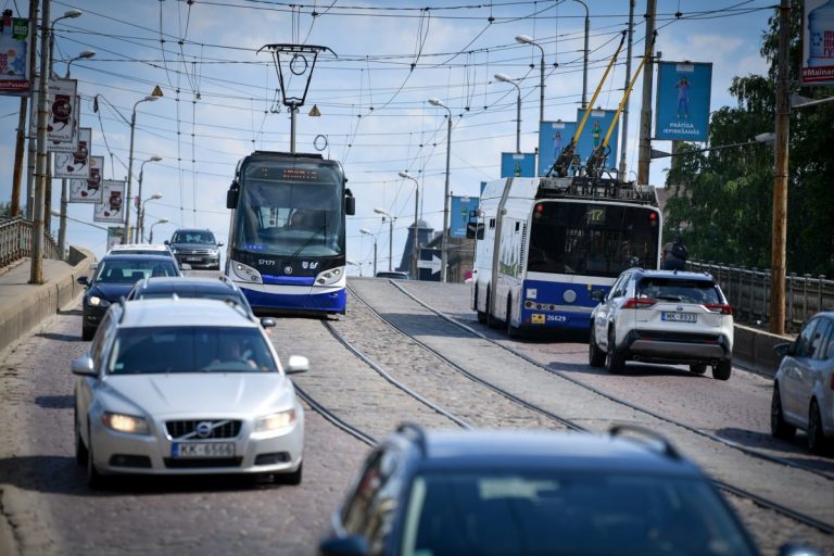 В Риге возобновят посадку в транспорт только через передние двери