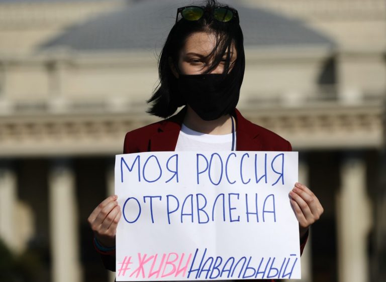 «Методы товарищей чекистов…»: Шнуров поддержал Навального стихами