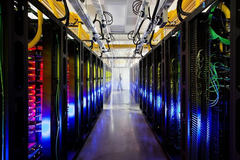 Там, где живет интернет:  как выглядят знаменитые дата-центры Google изнутри