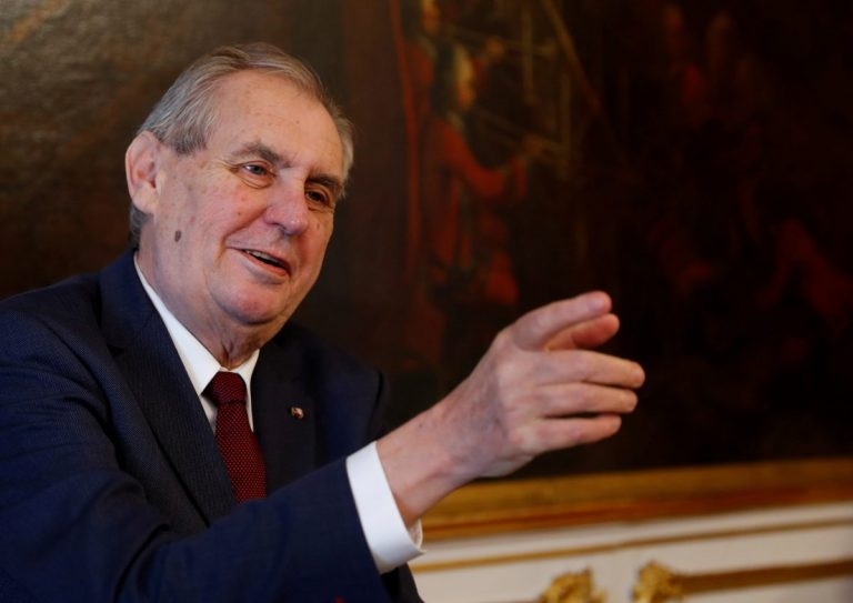 Чешский президент сломал руку, вставая с кресла после просмотра новостей
