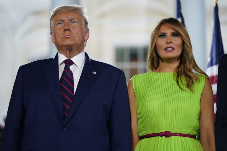 Мелания Трамп пришла на съезд республиканцев в зеленом платье. И спровоцировала волну мемов