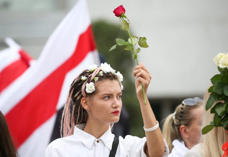 Белоруску будут судить за бело-красно-белое платье