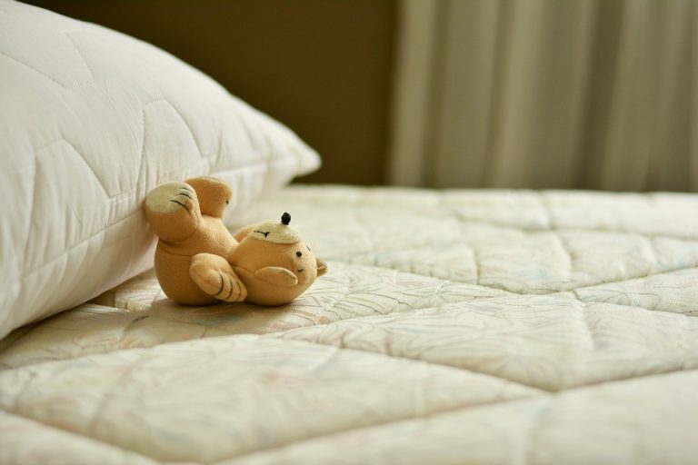 В Елгаве из окна на 8-м этаже выпал младенец. Он погиб