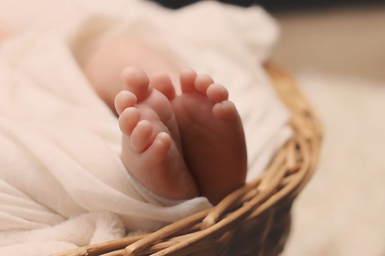 Врач: в Латвии при домашних родах умерла женщина