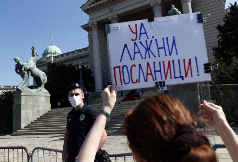 В Сербии новоизбранных депутатов закидали яйцами