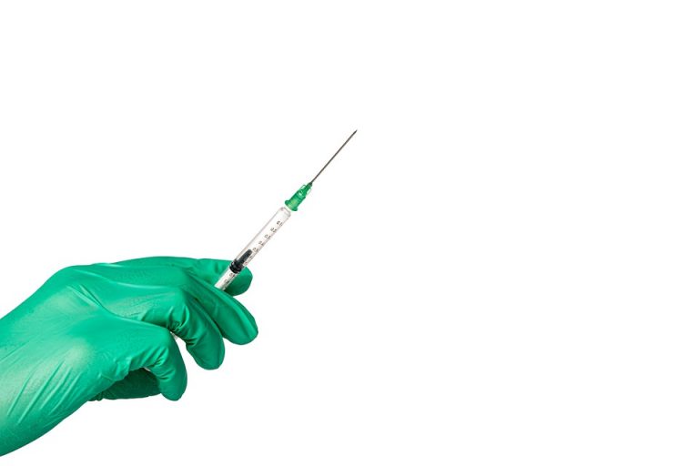 СМИ: богатейшие страны массово скупают вакцину от COVID-19