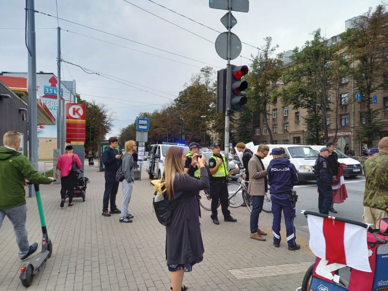 ФОТО и ВИДЕО: на месте велотрека Marss рубят деревья – активисты протестуют и блокируют движение