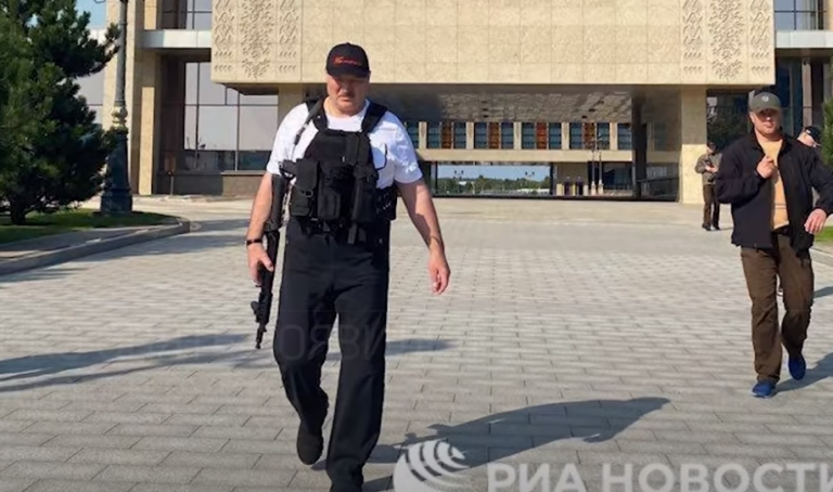 «Идиотское решение»: политолог рассказал причины появления Лукашенко с автоматом