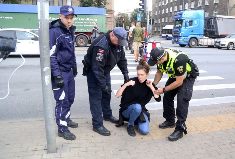 Полиция разогнала защитников парка Marss, рабочие продолжают пилить деревья