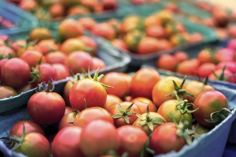 Стало известно, кто в Латвии чаще покупает местные продукты