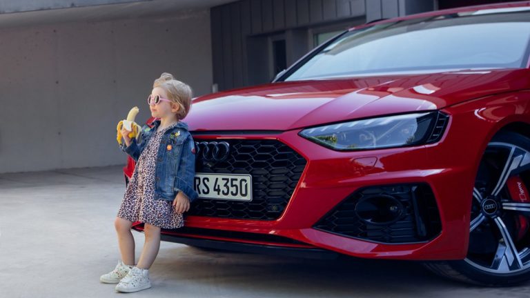 Audi принесла извинения за рекламу с девочкой, держащей в руках банан