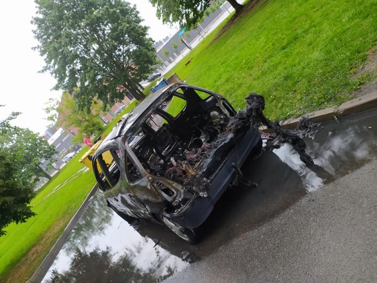 ФОТО: в Кенгарагсе «легковушка» во дворе сгорела дотла