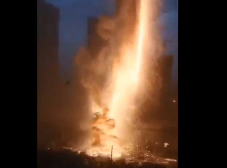 ВИДЕО: в Китае молния ударила в небоскреб