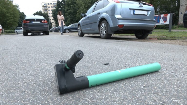 Электросамокатчик въехал в лужу и чуть не стал жертвой ДТП (ВИДЕО)