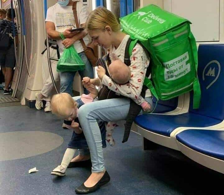 В сети разошлось фото женщины-курьера с детьми. Теперь ее обвиняют в манипуляциях