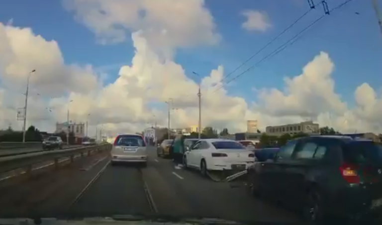 ВИДЕО: четыре машины столкнулись на Земитанском мосту