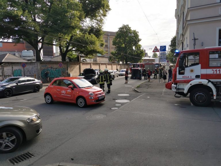ВИДЕО: авария четырех машин в Риге, одна перевернулась на бок