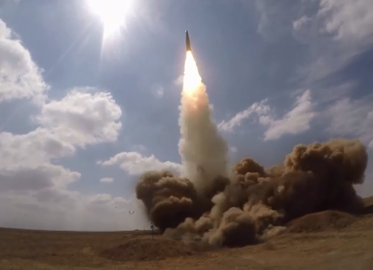 Минобороны России публикует видео пуска ракет комплексами «Искандер-М». Все цели на расстоянии 90 км поражены