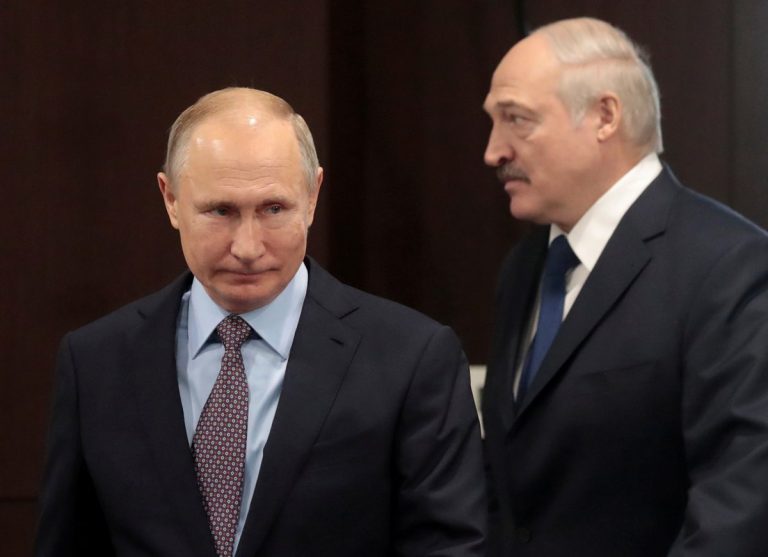 «Надо найти истинные причины конфликта»: Путин позвонил Лукашенко