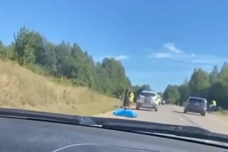 Трагедия в Латгале: пассажирский автобус насмерть сбил велосипедиста